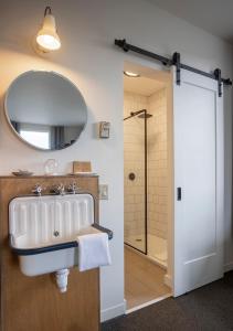 蒙特朗布朗特里布兰特蒙酒店的一间带水槽、镜子和淋浴的浴室
