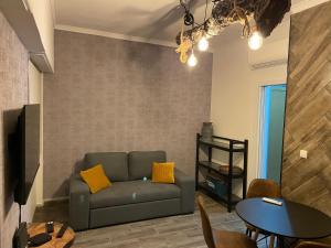 萨卡文Ambientes do Rio Home的客厅配有沙发和桌子