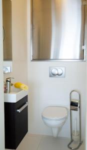 杰尔Sunshine Apartman with Free Parking的一间带卫生间、水槽和镜子的浴室