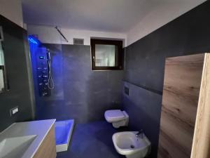 奥加Elegante e moderno monolocale的浴室配有白色卫生间和盥洗盆。