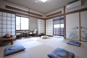 白滨Shirahama no Yado Daigo的客厅配有2个枕头,位于地板上