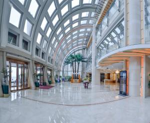 大连大连星海假日酒店的一座带玻璃圆顶天花板的大型建筑