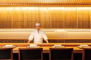 东京东京帝国酒店的餐厅的厨师站在桌子后面