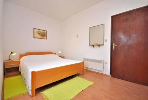 UbliApartments Slavica的一间卧室配有一张床和一个带镜子的门