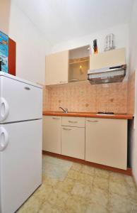 UbliApartments Slavica的厨房配有白色冰箱和水槽