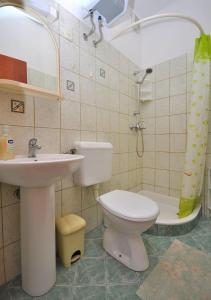 UbliApartments Slavica的浴室配有卫生间、盥洗盆和淋浴。