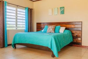 South Hill VillageThe Junior Suite's "Palm Studio Apartment"的一间卧室配有一张带木制床头板的床
