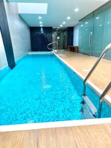 利马Hermoso apartamento con piscina Miraflores- Canvas的大楼内的一个蓝色海水游泳池