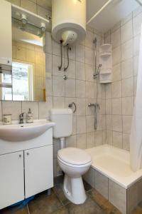 伊格拉恩House Lea的浴室配有卫生间、盥洗盆和浴缸。