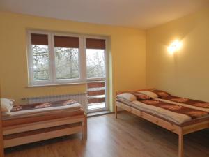 SobieskiPokoje Gościnne Przystań KAJA w Sobieskach nad Wkrą的一间卧室设有两张床和窗户。