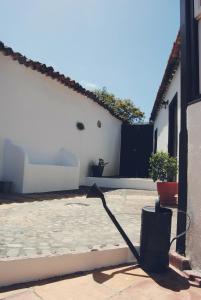 巴列埃尔莫索Casa Rural El Palmar的一座房子,里面装着水管从庭院里出来