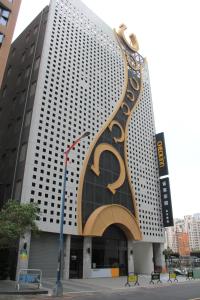 台中市雀客旅馆台中青海的一座高大的建筑,上面有金色的标志