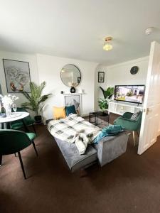 KentLovely 1 Bedroom Flat In Gravesend的客厅配有沙发和桌子