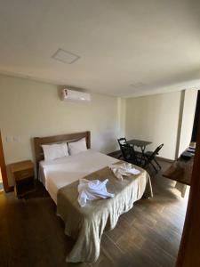 乌巴图巴Trakai Suites的酒店客房配有一张床铺和一张桌子。