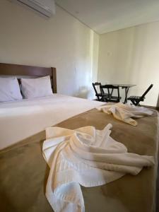 乌巴图巴Trakai Suites的一间卧室配有白色床单