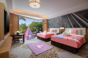 厦门厦门悦华酒店（入住尊享欢迎果盘+绿洲生态园林）的一间卧室设有两张床、一张桌子和一个窗口。