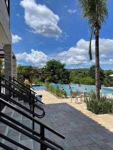 皮雷诺波利斯Suites Quinta Santa Barbara的享有游泳池景致的庭院