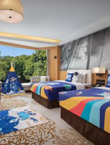 厦门厦门悦华酒店（入住尊享欢迎果盘+绿洲生态园林）的一间卧室设有两张床和大窗户
