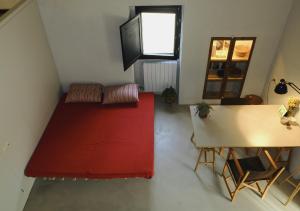 Montblanquet卡奥利维尔乡村民宿的一间客厅,配有红色地毯和一张桌子
