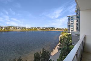 卡瓦纳华特斯Pool, 100m to Hosp, 3 TVs, 3 Beds - Lakefront Aquarius Apartment的从大楼内可欣赏到河流美景