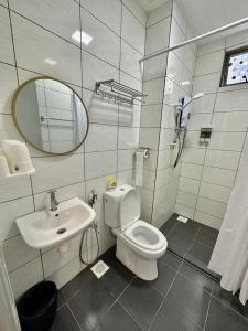 丹那拉打Kensington Sunrise at Sg Palas,PalasHorizon的一间带卫生间、水槽和镜子的浴室