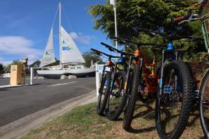 圣海伦斯St Helens Mountain Bike Base的一群自行车停在街道边,上面有帆船