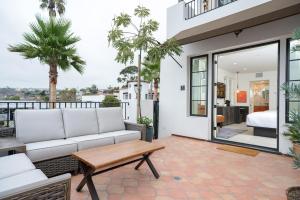 圣克莱门特North Beach Villa的客厅配有沙发和阳台桌子