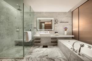 北京北京北辰洲际酒店的带浴缸、水槽和镜子的浴室
