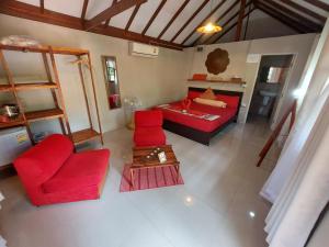 象岛哈雷月亮度假酒店的享有带红色家具的客厅的顶部景色。