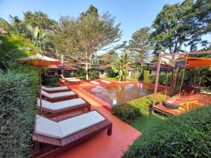 象岛哈雷月亮度假酒店的后院设有游泳池、长椅和树木