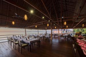 Pulau BiriePapua Paradise Eco Resort的大楼内带桌椅的用餐室
