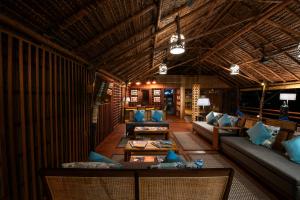 Pulau BiriePapua Paradise Eco Resort的带沙发和桌子的客厅