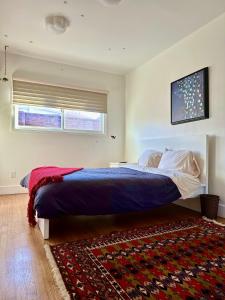 洛杉矶Venice Beach Bungalow的一间卧室配有一张大床和地毯。