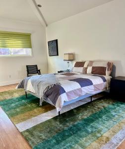 洛杉矶Venice Beach Bungalow的一间卧室配有一张大床和地毯。