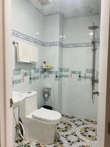 头顿Motel Hoa Hồng的白色的浴室设有卫生间和淋浴。