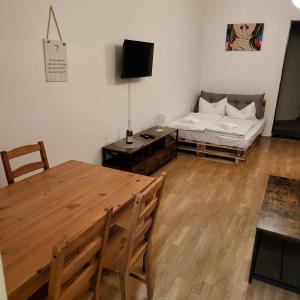 柏林Apartment Cozy B66 - Nähe Alexanderplatz的客厅配有木桌和沙发