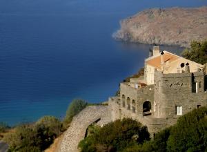 Agia EleousaAegean Castle Andros – Adults Only的水边的古老城堡