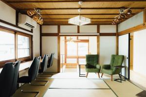 长滨市Worcation base Kaminyu Yamane House - Vacation STAY 03960v的一间会议室,配有椅子和桌子