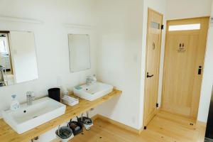 长滨市Worcation base Kaminyu Yamane House - Vacation STAY 03960v的浴室设有2个水槽和镜子