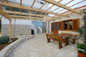 PremudaHouse Lavanda的天井设有木凳和凉亭。