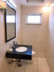 拉瓦尔品第Morgah Resort - Guest Rooms的一间带水槽和镜子的浴室