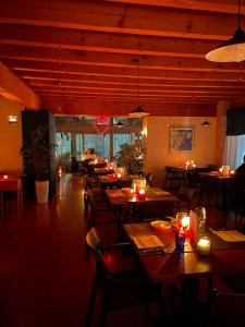 维琴察Albergo Torre的餐厅设有木桌、椅子和蜡烛