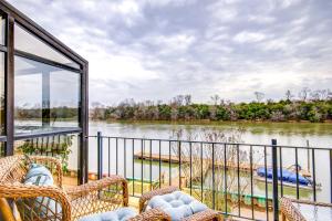 奥古斯塔Waterfront Vacation Rental on Savannah River!的阳台配有椅子,享有河景