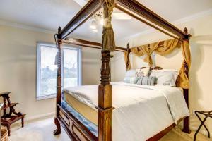 奥古斯塔Waterfront Vacation Rental on Savannah River!的一间卧室设有四柱床和窗户。