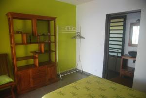 圣勒La case Tori的一间卧室设有一张床和绿色的墙壁