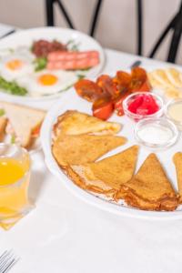 阿斯塔纳阿扎迈特酒店的桌上的早餐食品白盘
