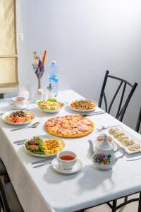 阿斯塔纳阿扎迈特酒店的一张桌子上放着许多盘子的食物