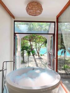 象岛暹罗海滩度假酒店的带浴缸的大窗户