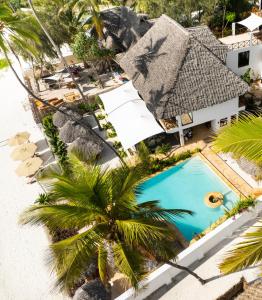 马特姆维Alladin Boutique Beach Hotel and SPA Zanzibar的享有度假村游泳池的顶部景致