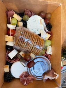 多尼戈尔Robin's Nest的盛满不同种类奶酪和葡萄的盒子